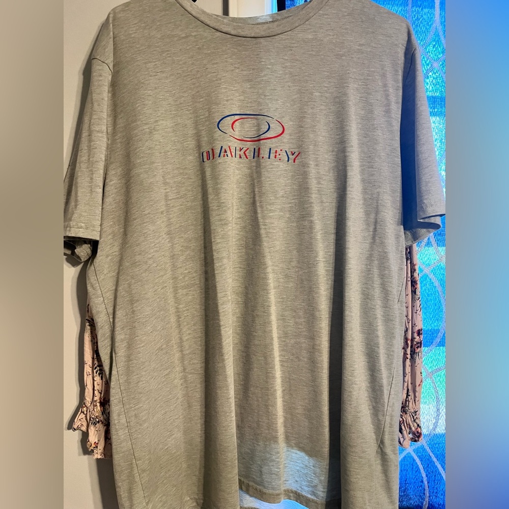 XL Oakley tshirt GUC